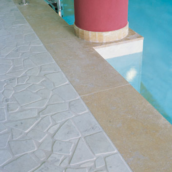 Particolare del bordo piscina in Palladiana Anticata di Marmo Carrara con Bordo in Giallo Reale.